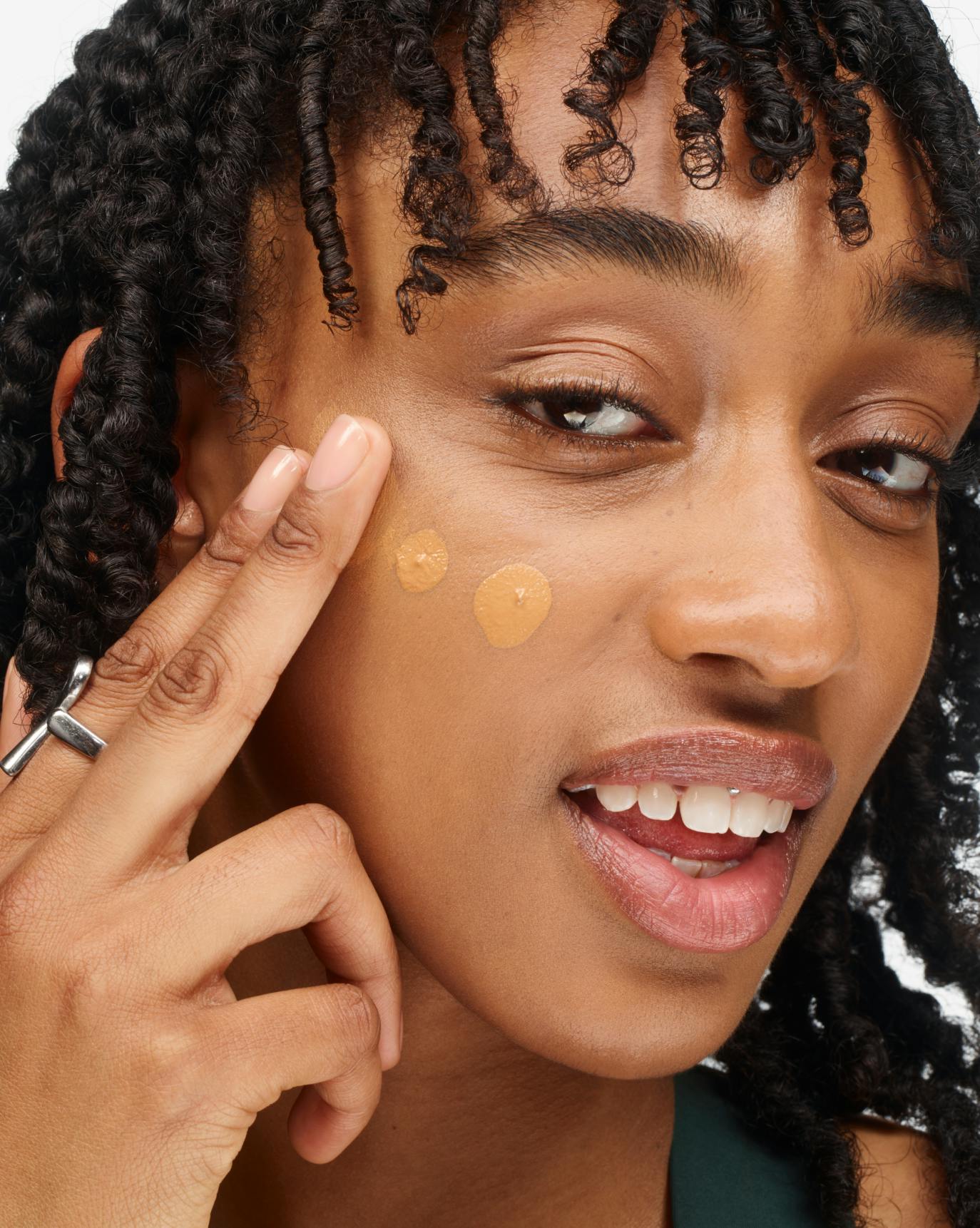 Syd applies Stretch Fluid Foundation in MT5.