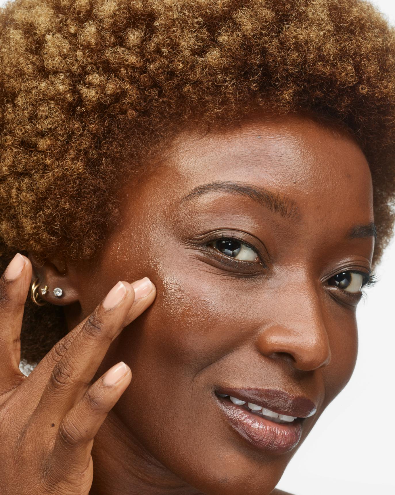 Samantha applies Stretch Fluid Foundation in VD2.