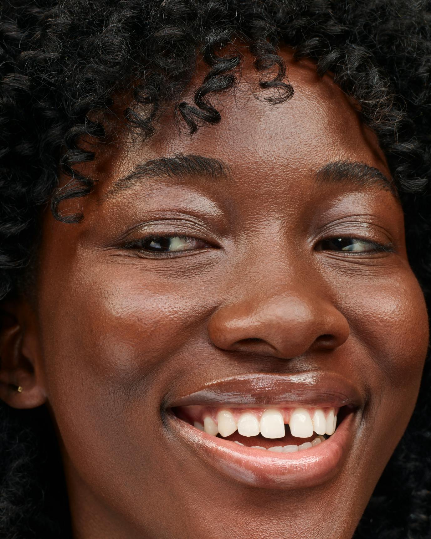 Paule in Stretch Fluid Foundation, VD3.