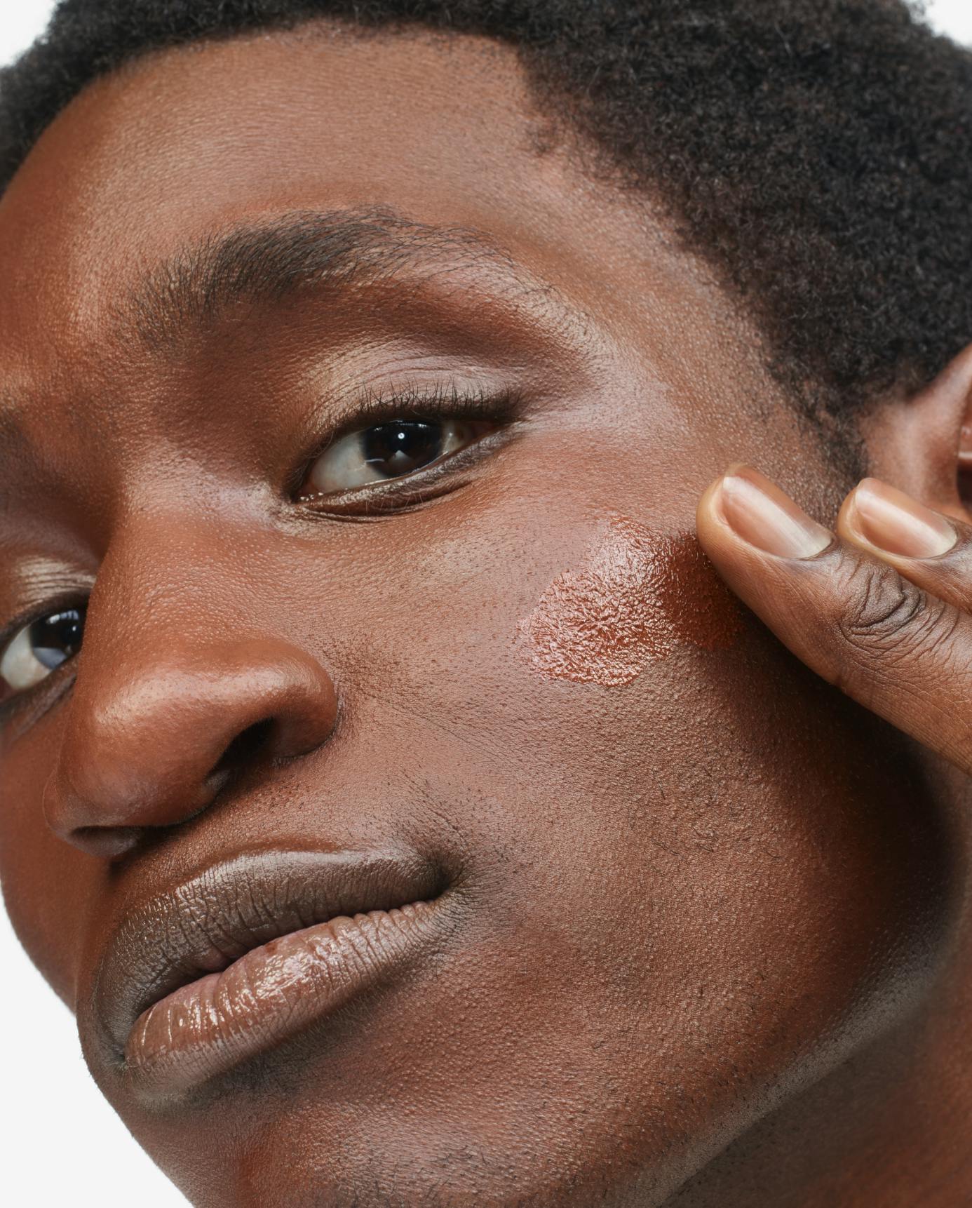 Omar applies Stretch Fluid Foundation in VD3.