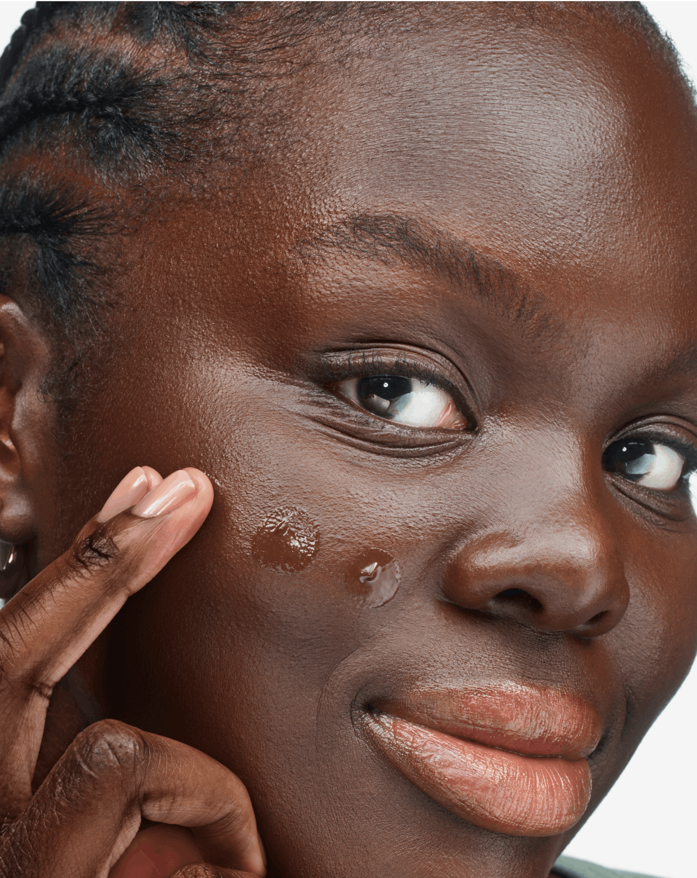 Nikki applies Stretch Fluid Foundation in VD4.