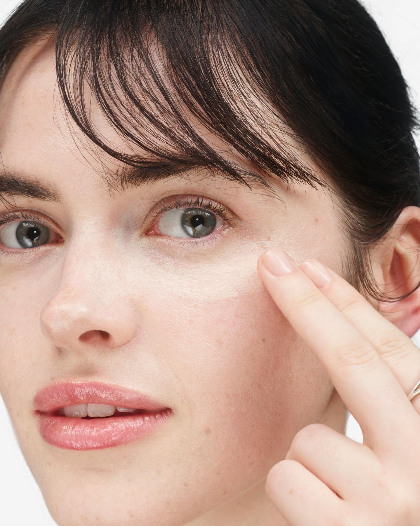 Lauren applies Stretch Fluid Foundation in VL1.