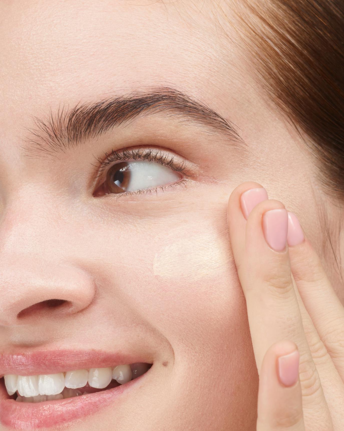 Liv applies Stretch Fluid Foundation in VL2.