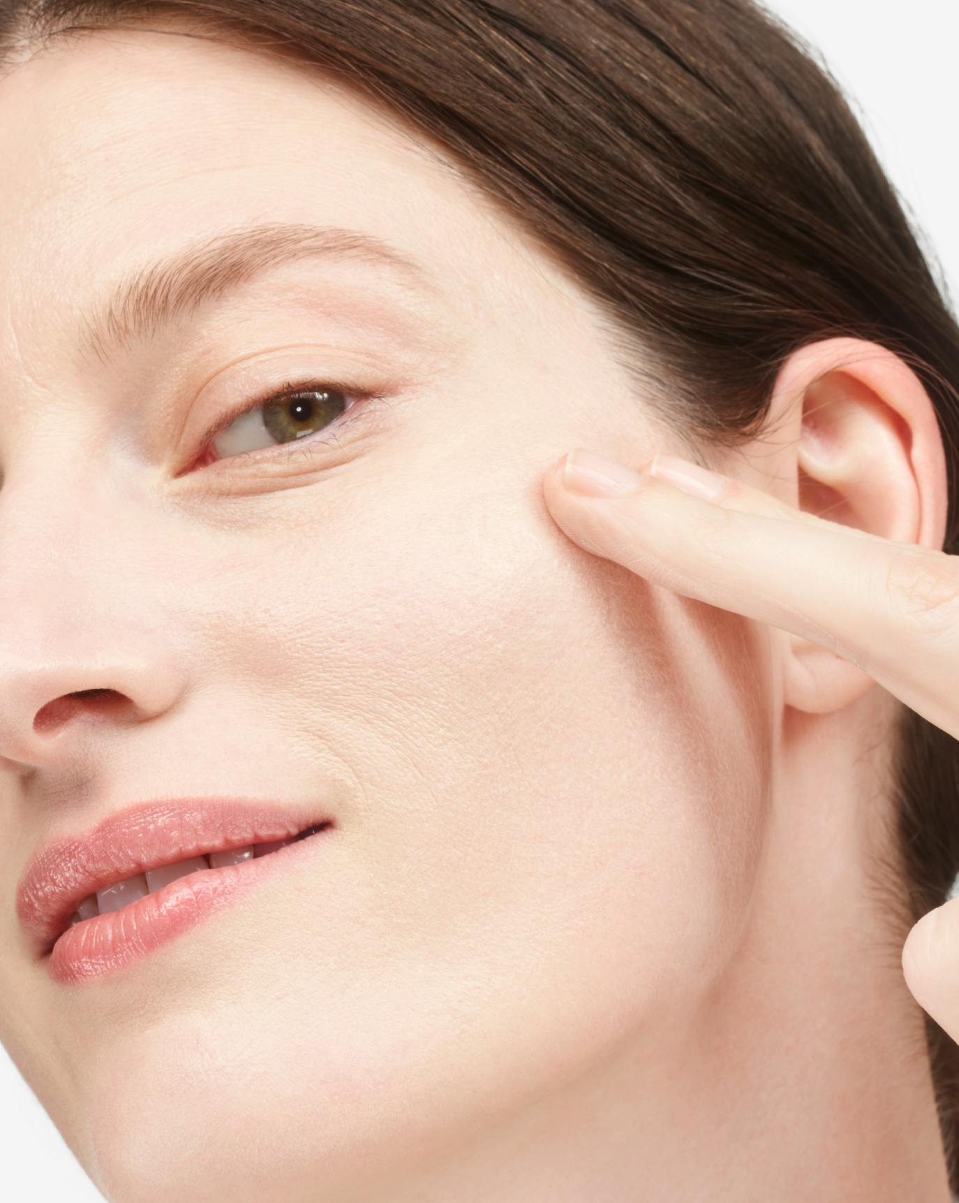 Jennae applies Stretch Fluid Foundation in VL3.