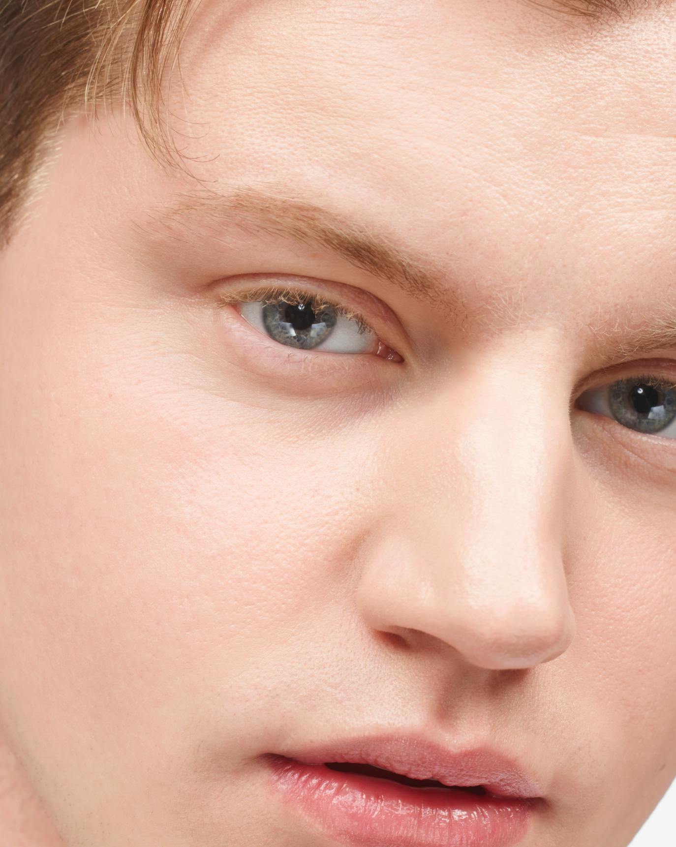 Quinton in Stretch Fluid Foundation, VL4.