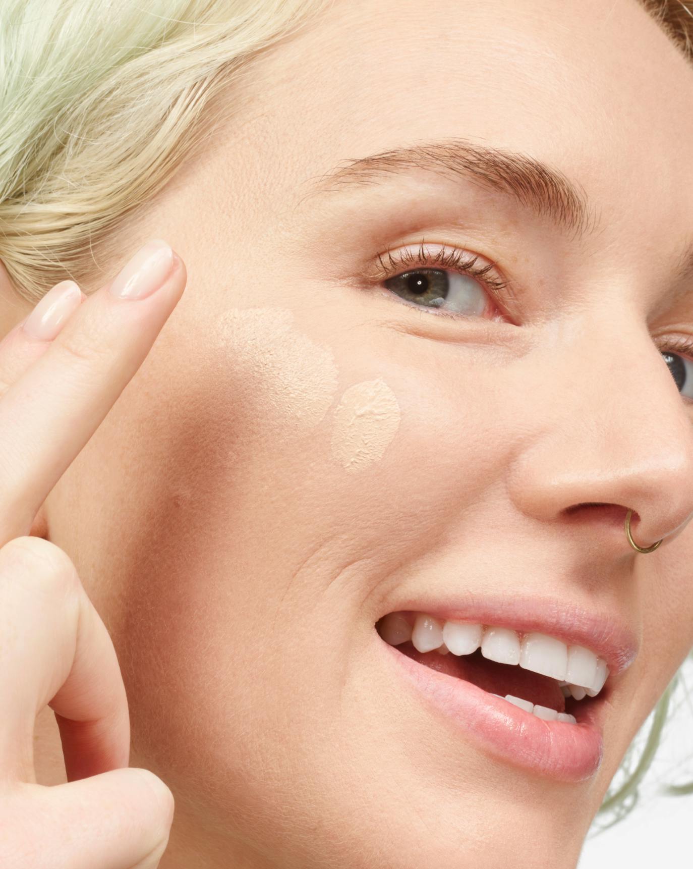 Caroline applies Stretch Fluid Foundation in VL4.