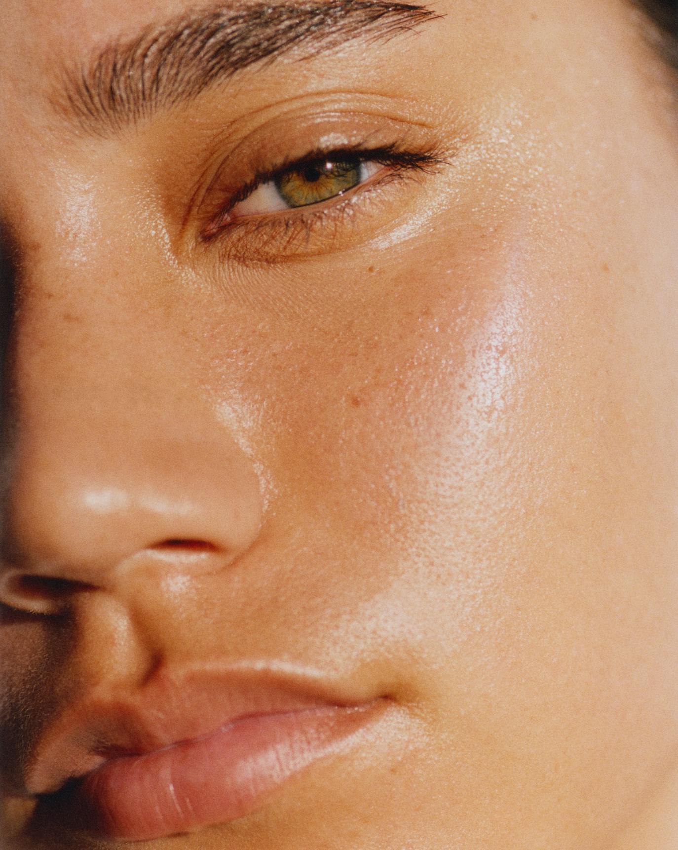 Kaiya wears Futuredew Solid.