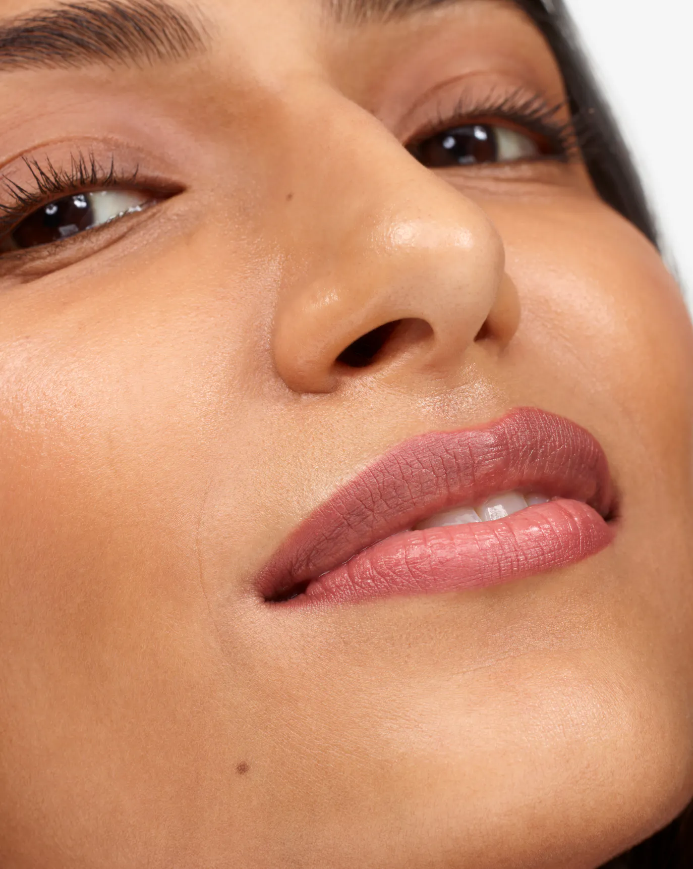 Sara wears Lip Line in Bit.