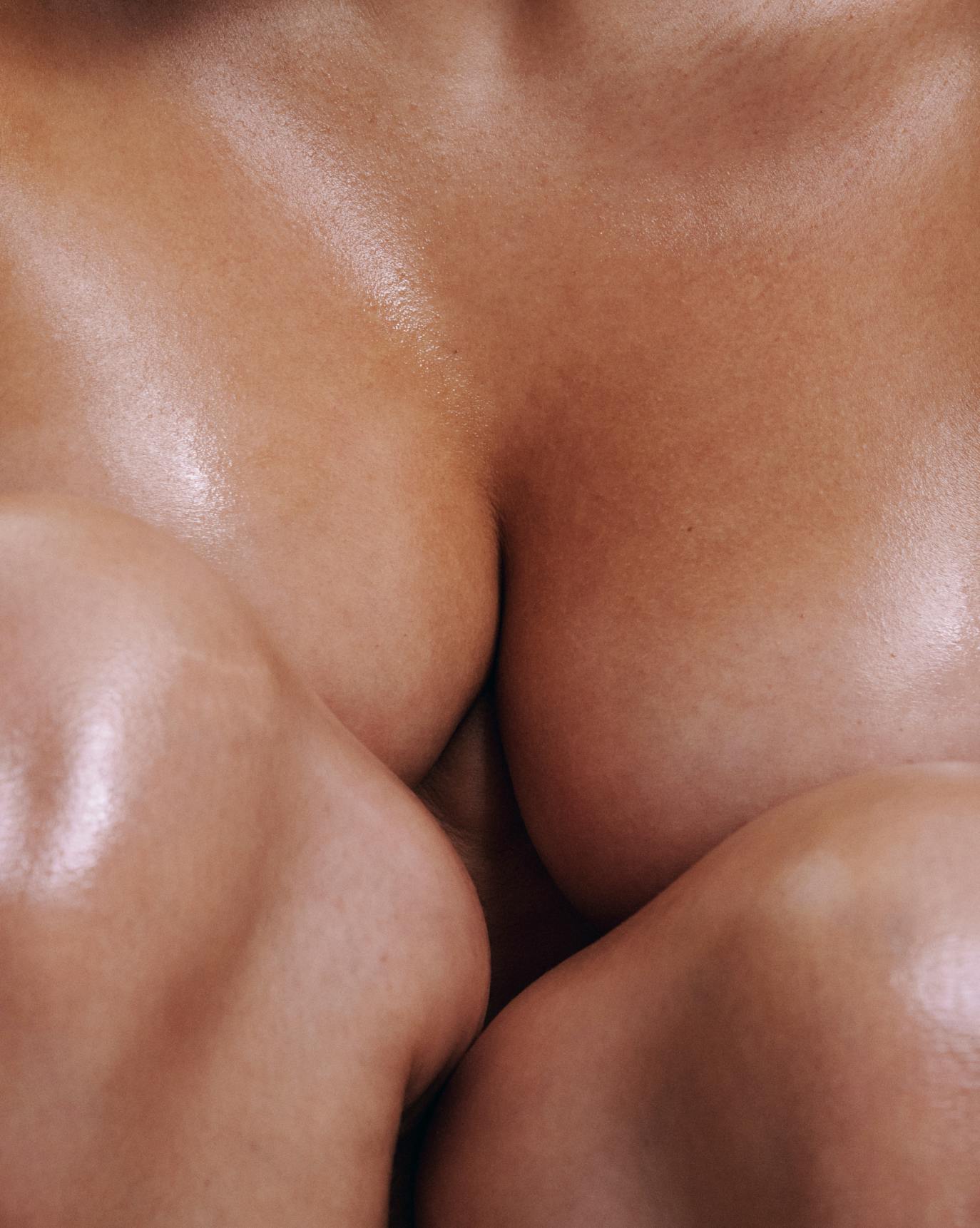 Vanessa wears Daily Perfecting Lotion in Sandstone.