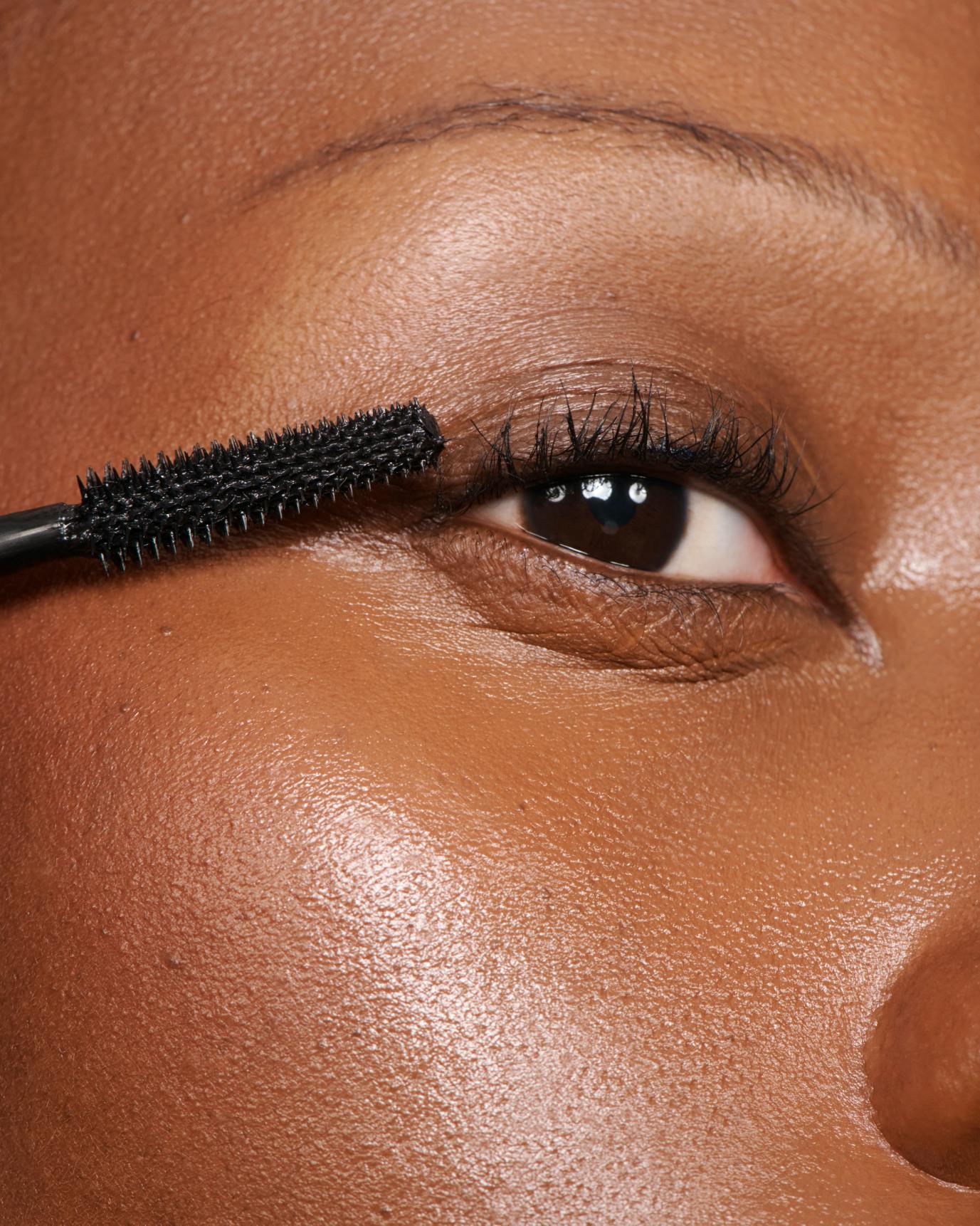 Brenda wears Lash Slick in Black.