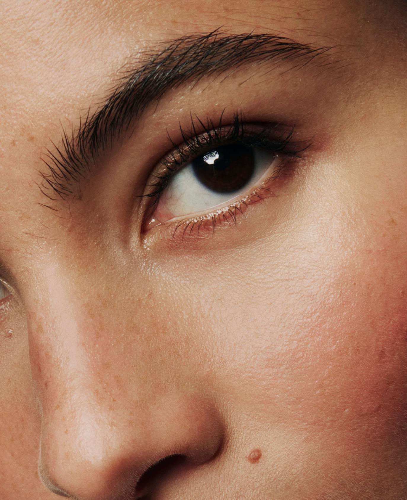 Isabelle wears No 1 Pencil in Black Cherry.