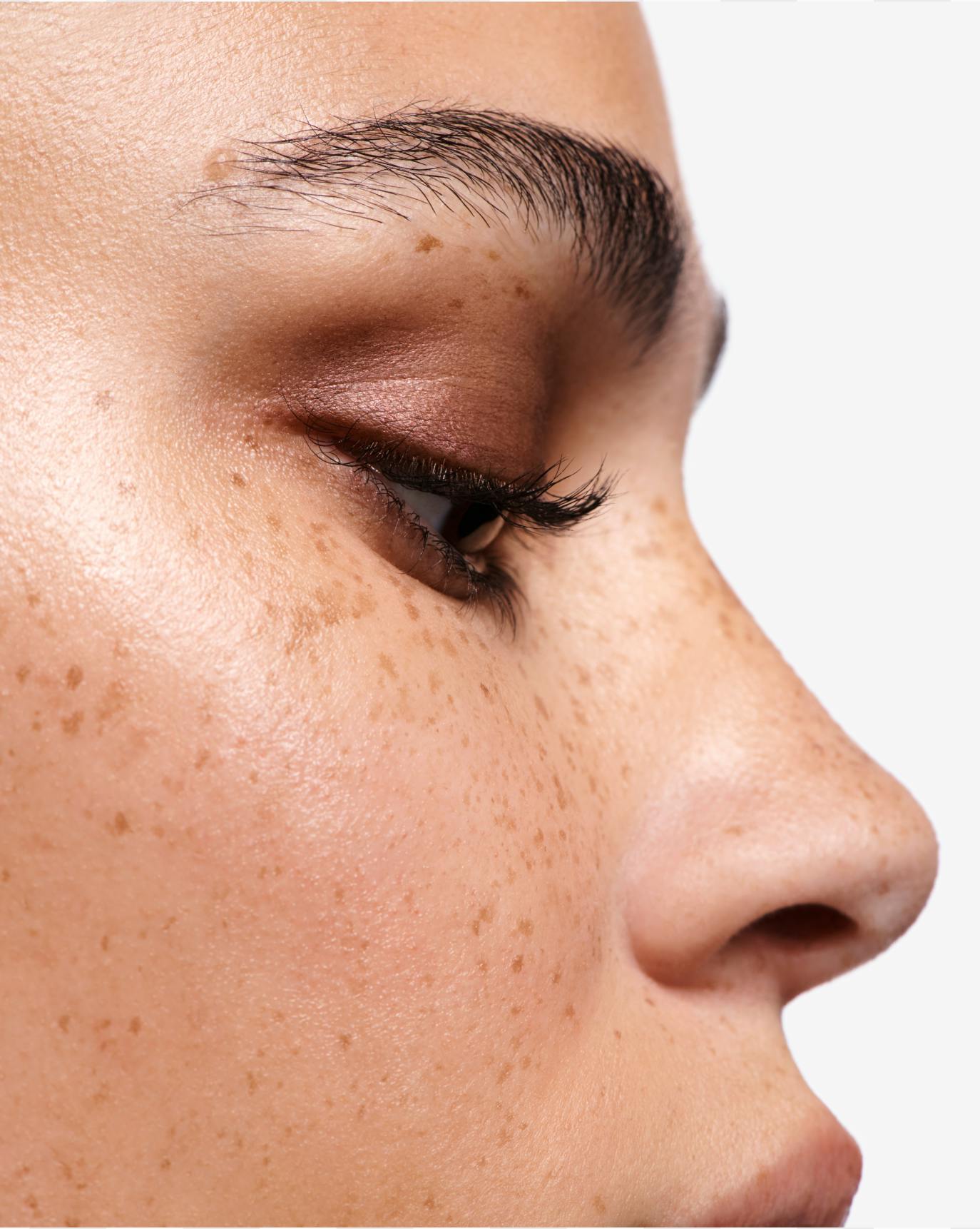 Lyric wears Shadow Stick in Amp.