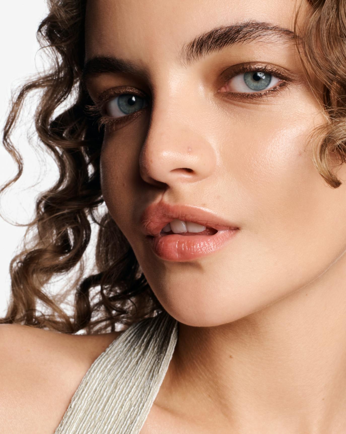 Sasha wears Shadow Stick in Riff.