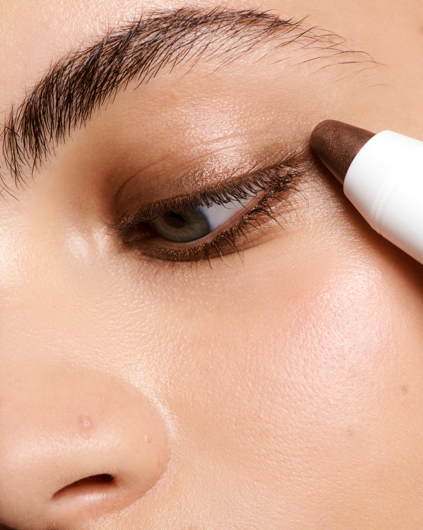 Sasha wears Shadow Stick in Riff.