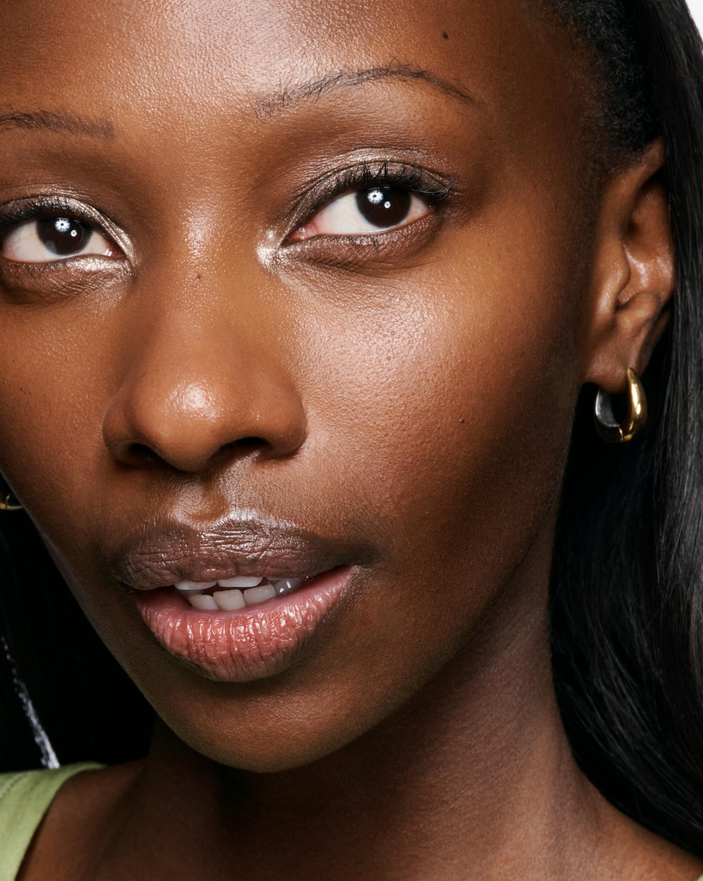 Mercy wears Shadow Stick in Roadie.