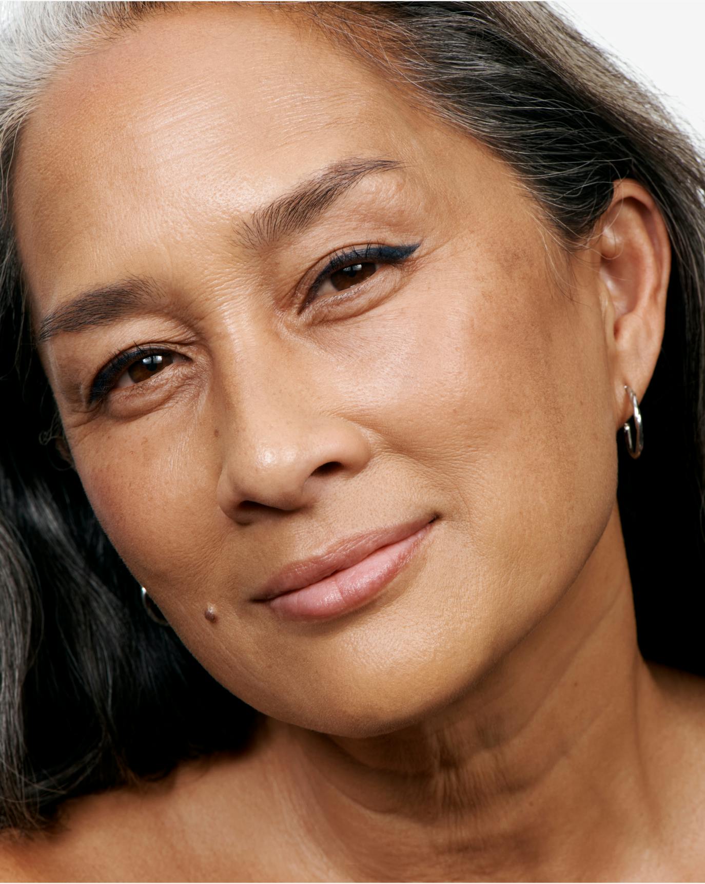 Anna wears Shadow Stick in Stereo.