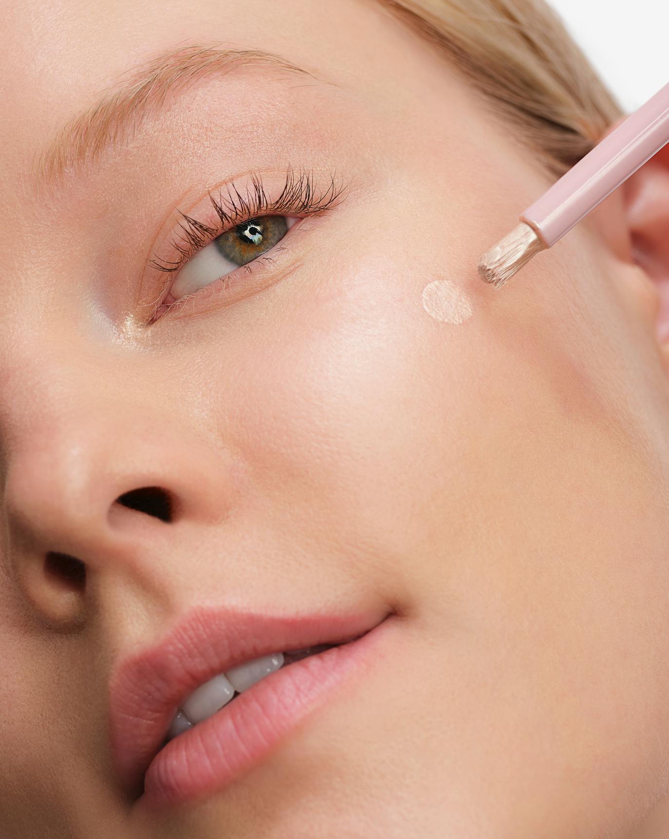 Elynn wears Skylight in Lunar.