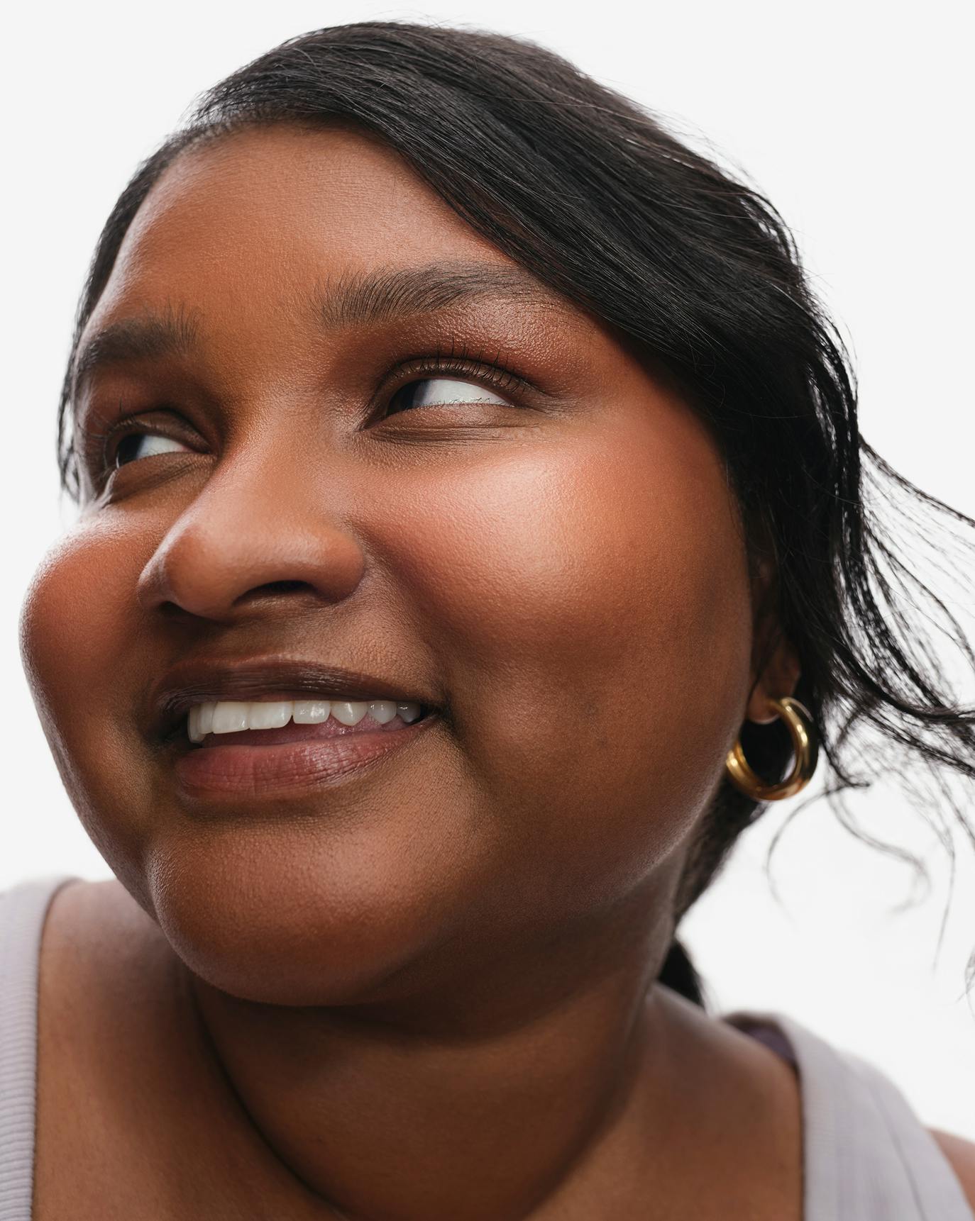 Sarennya wears Skylight in Glimmer.