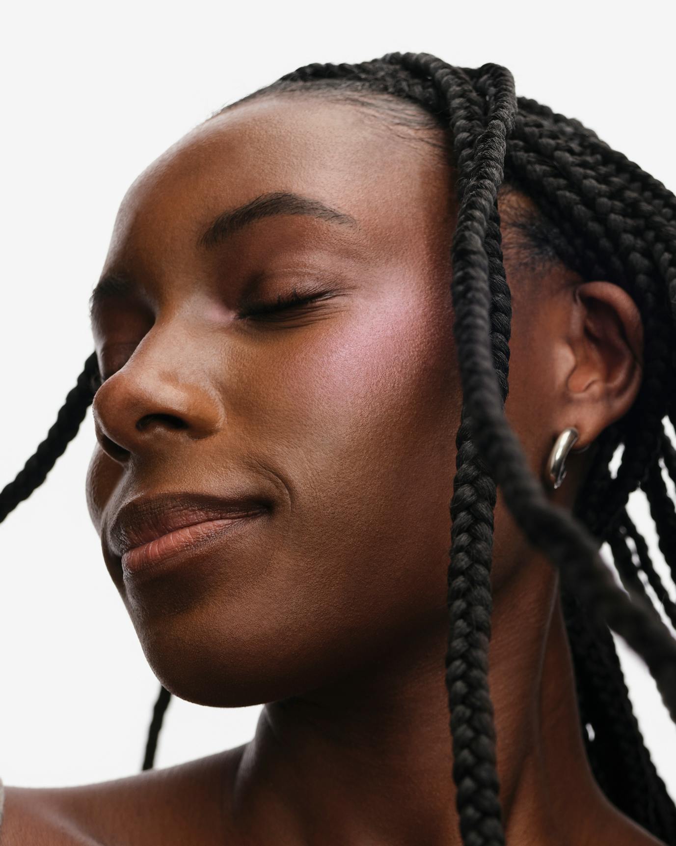 Christine wears Skylight in Gaze.