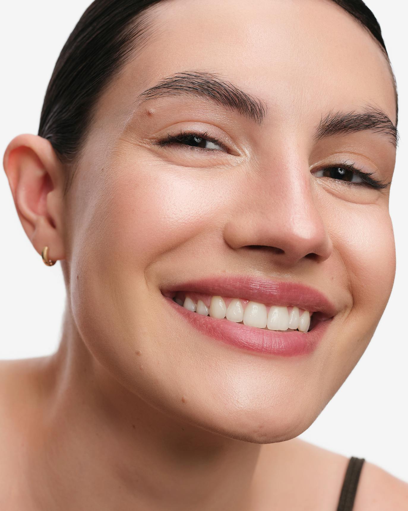 Hannah wears Skylight in Lunar.