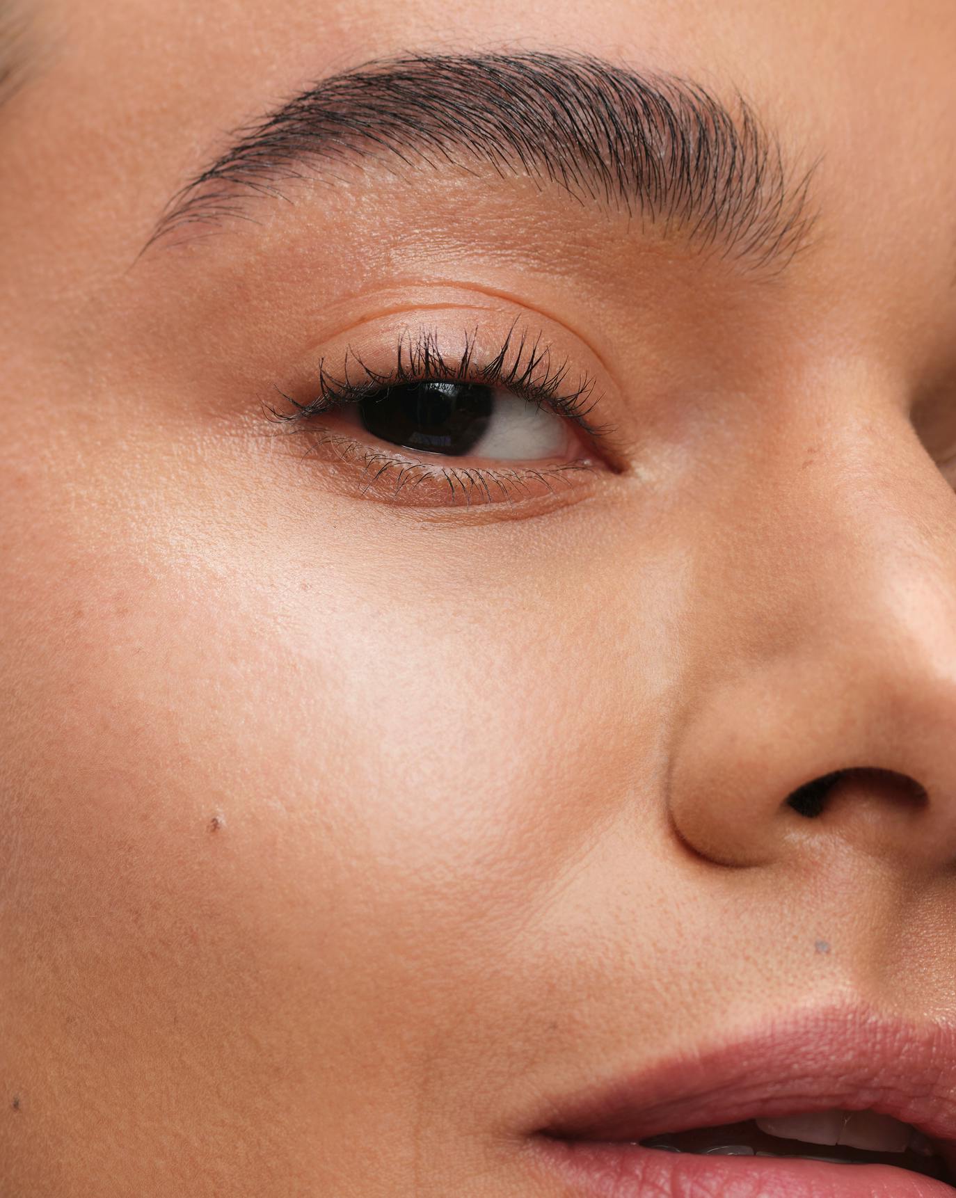 Joanna wears Skylight in Starry.