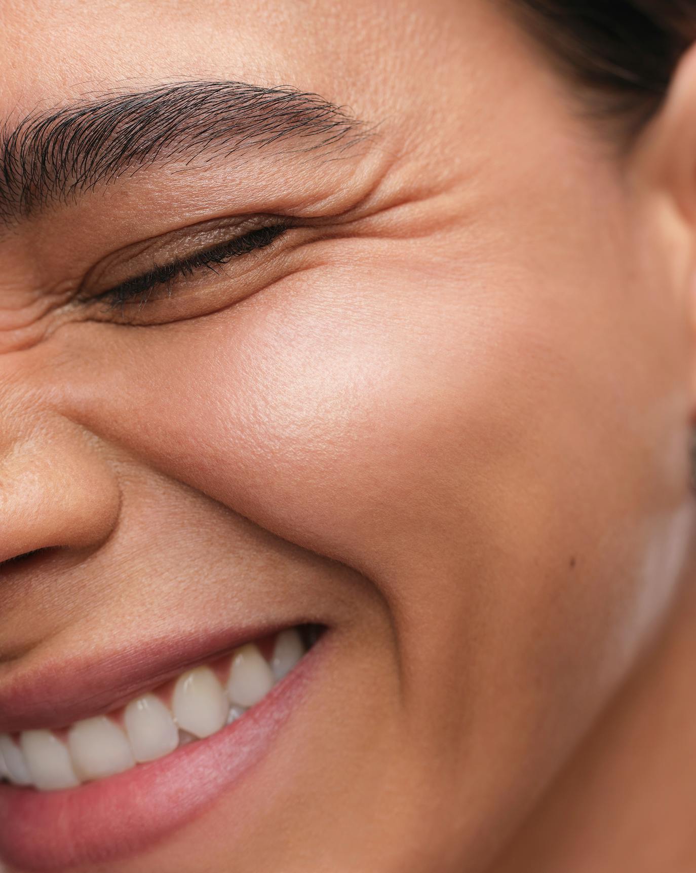 Joanna wears Skylight in Starry.