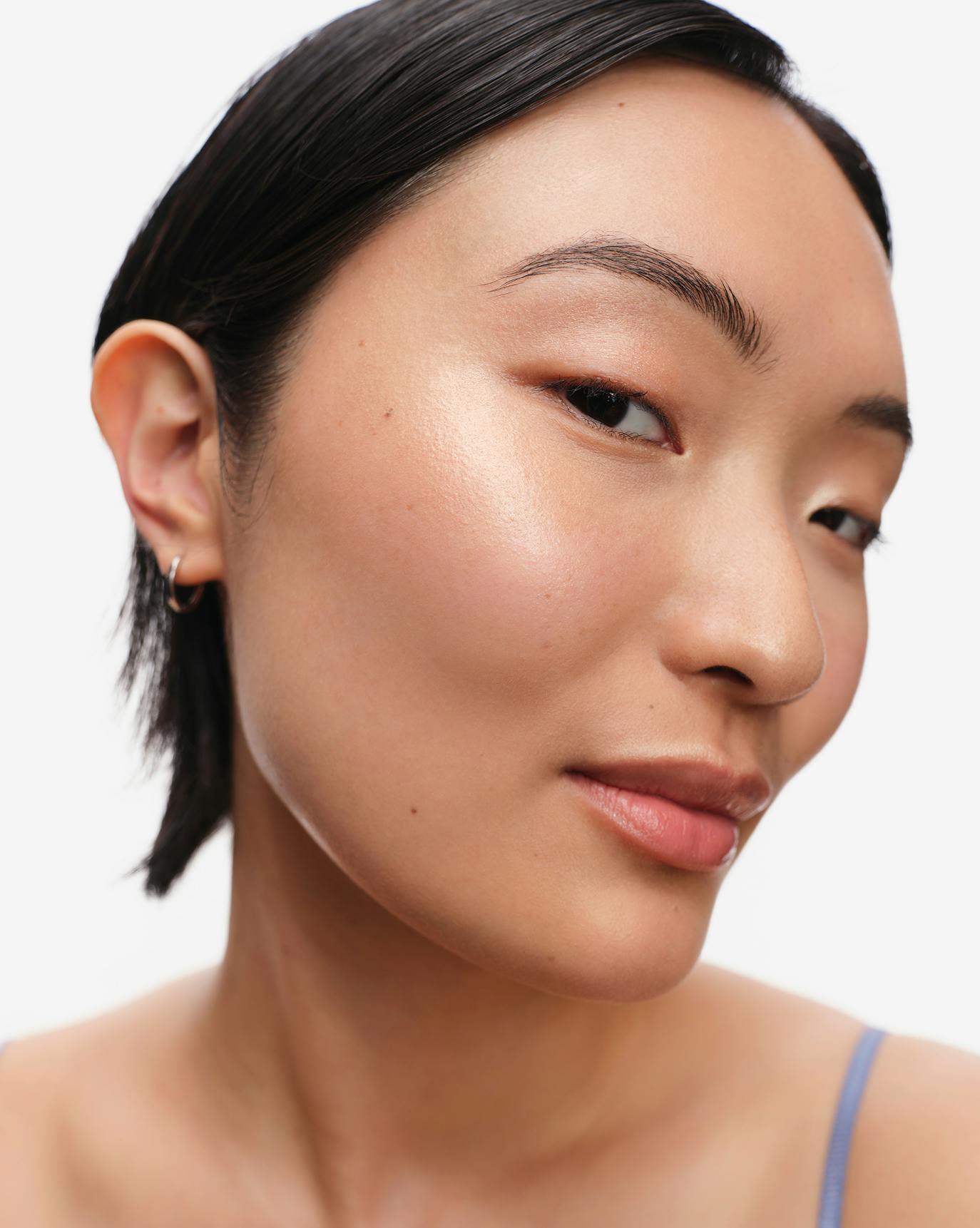 Chris wears Skylight in Starry.