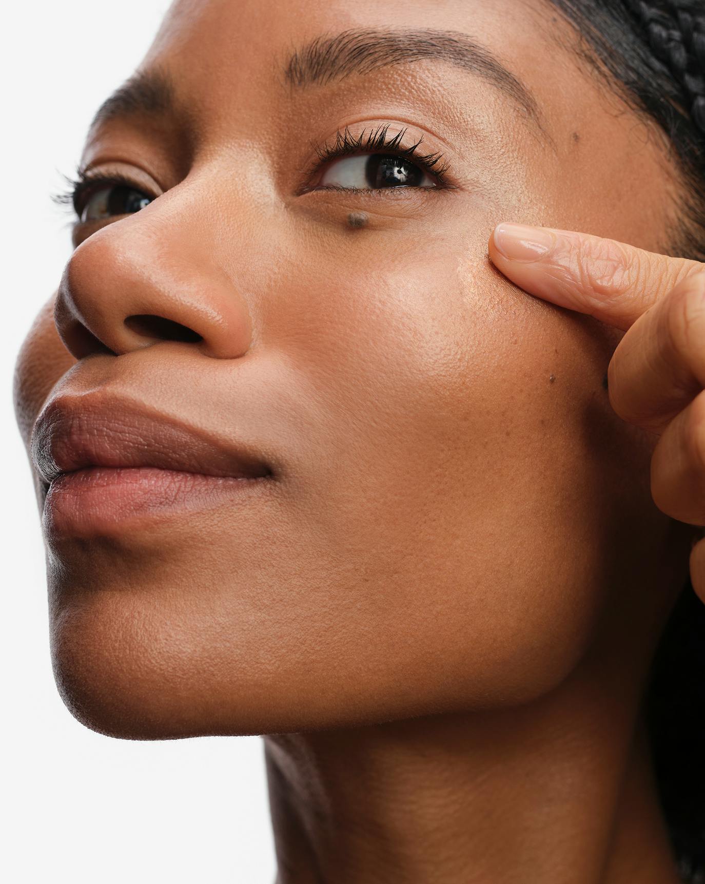 Naome wears Skylight in Sunlit.