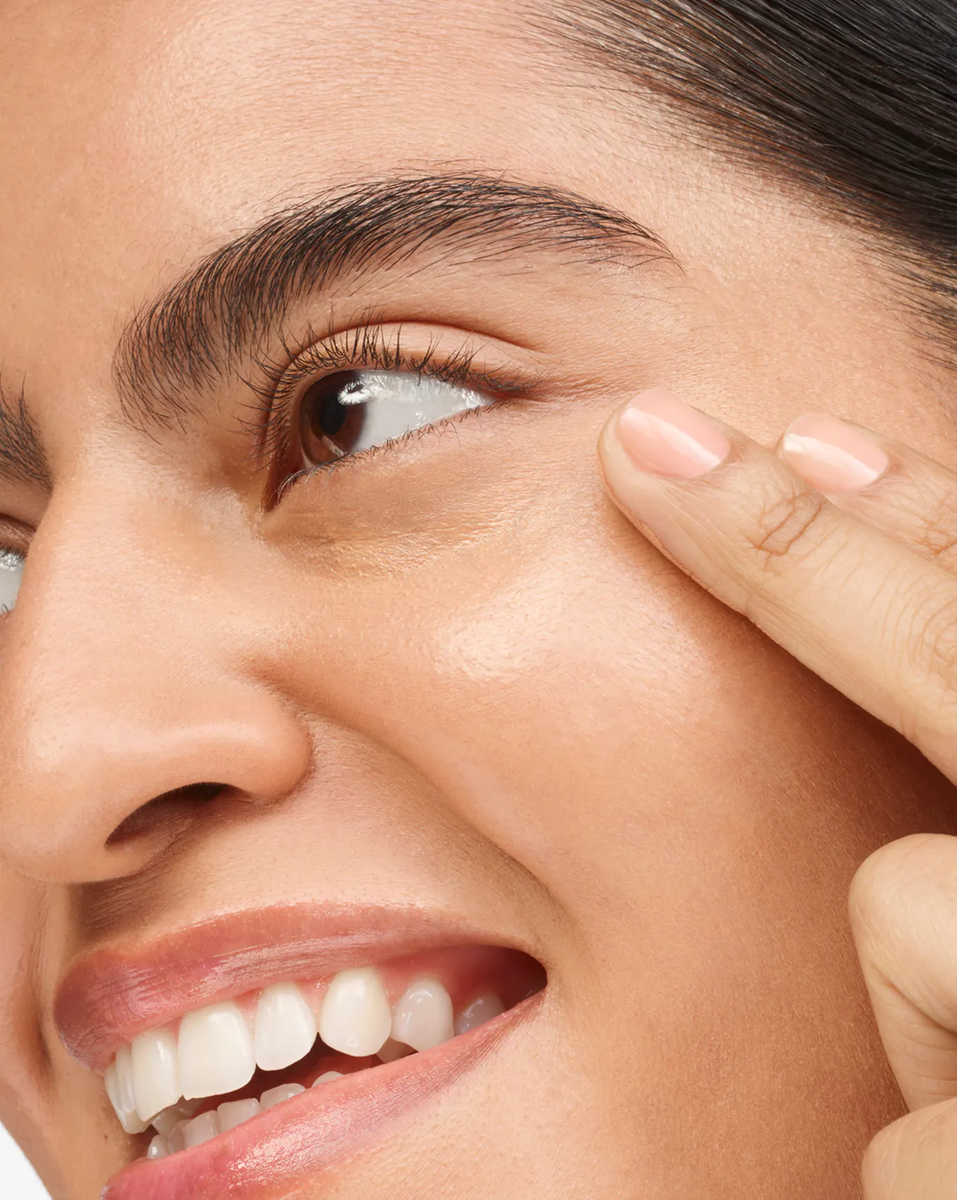 Melissa wears Stretch Balm Concealer in M4.