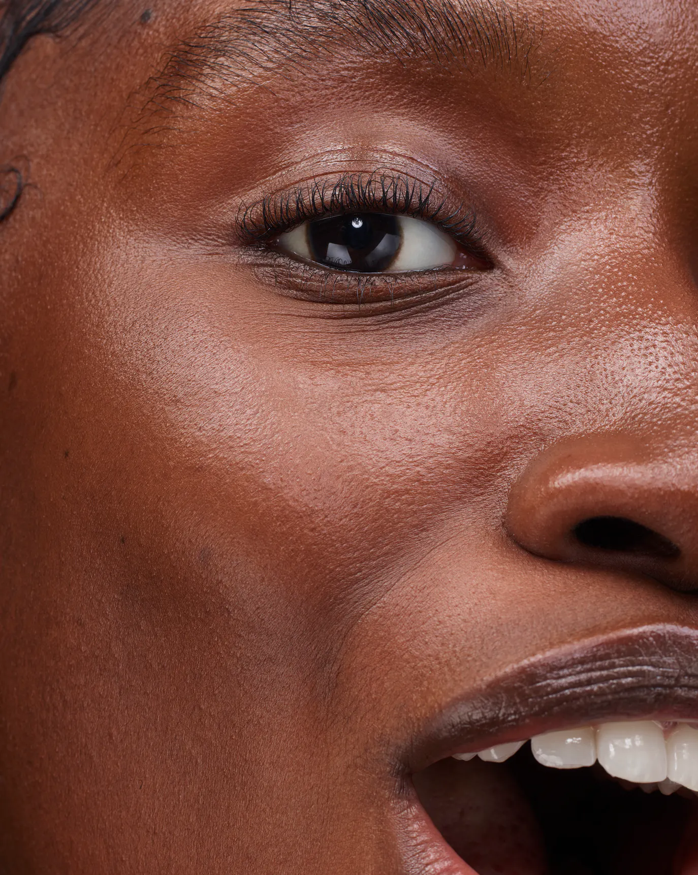 Tabara wears Perfecting Skin Tint in G2.
