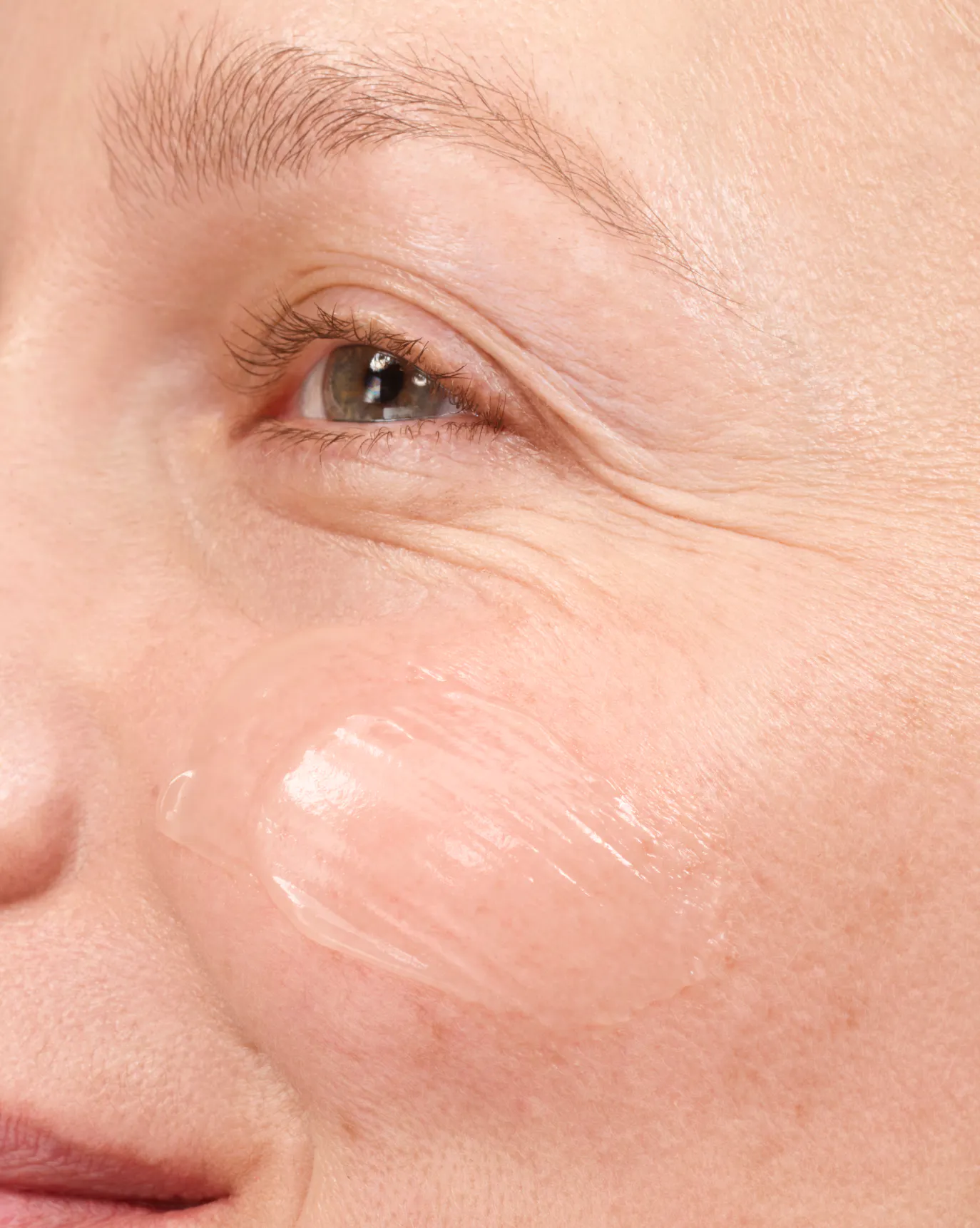Courtney wears Invisible Shield SPF50.