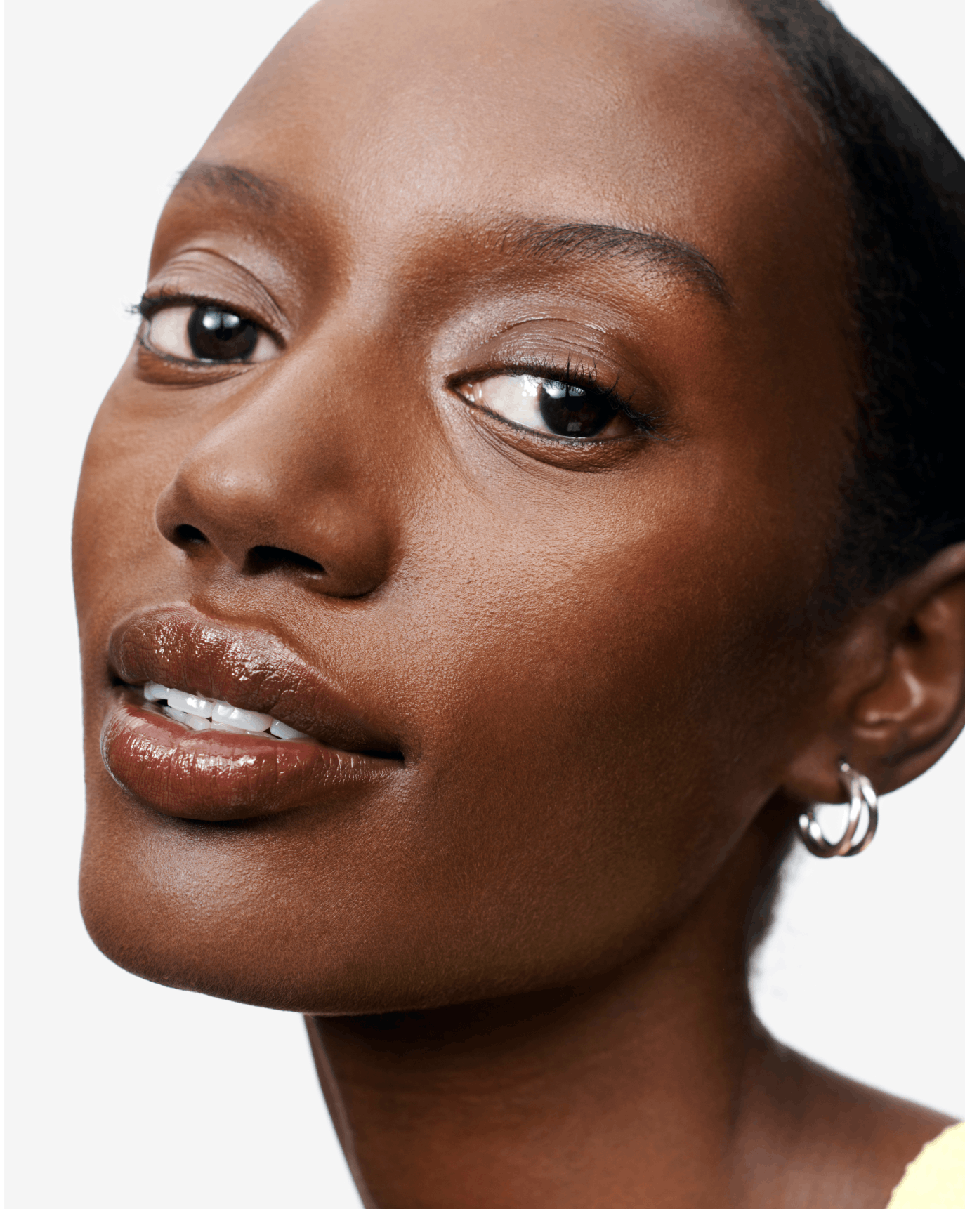 Brenda wears Ultralip in Crest.