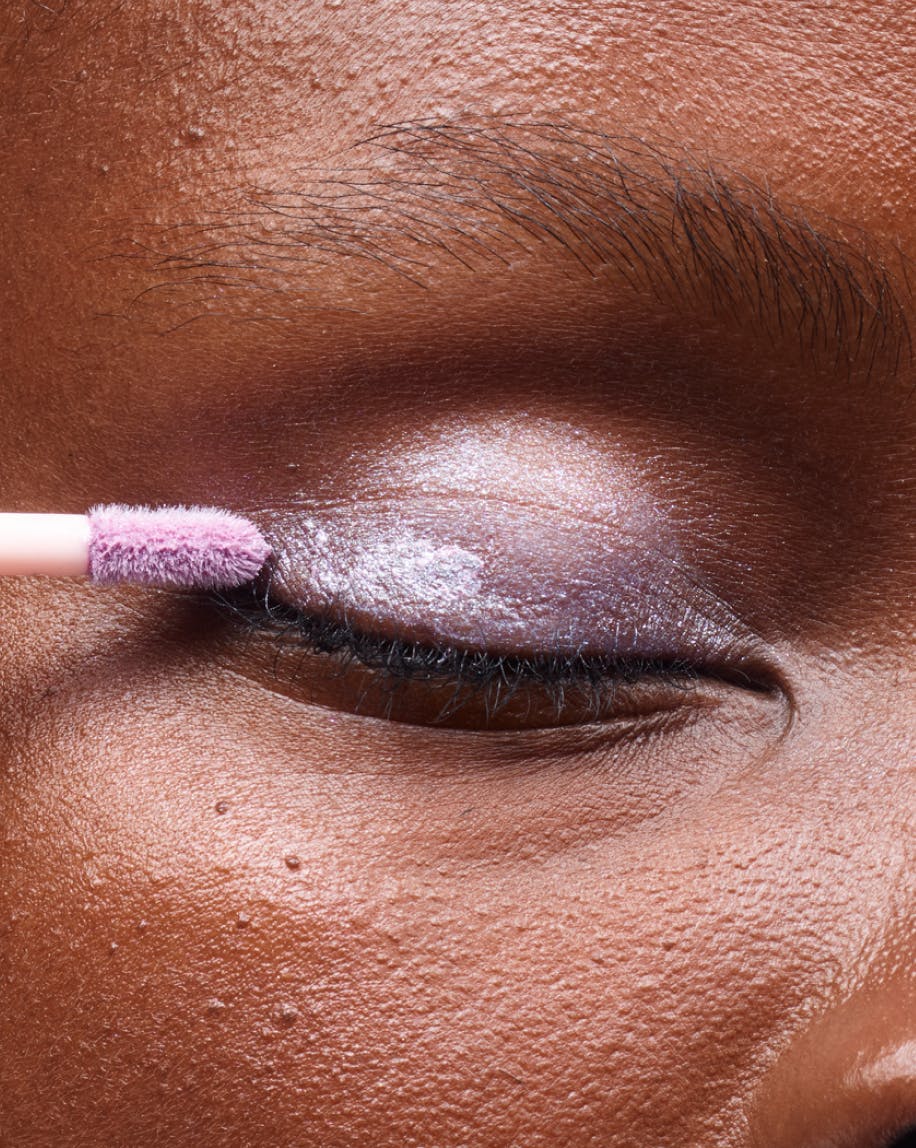 Model applies Lidstar in Lily