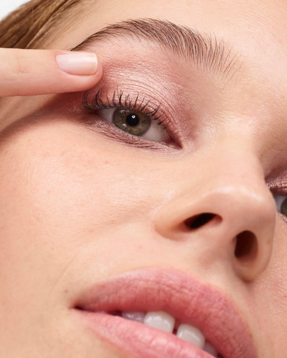 model applies monochromes in jute with her finger