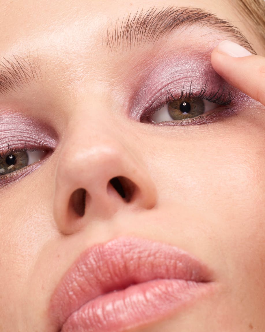 model applies monochromes in mist