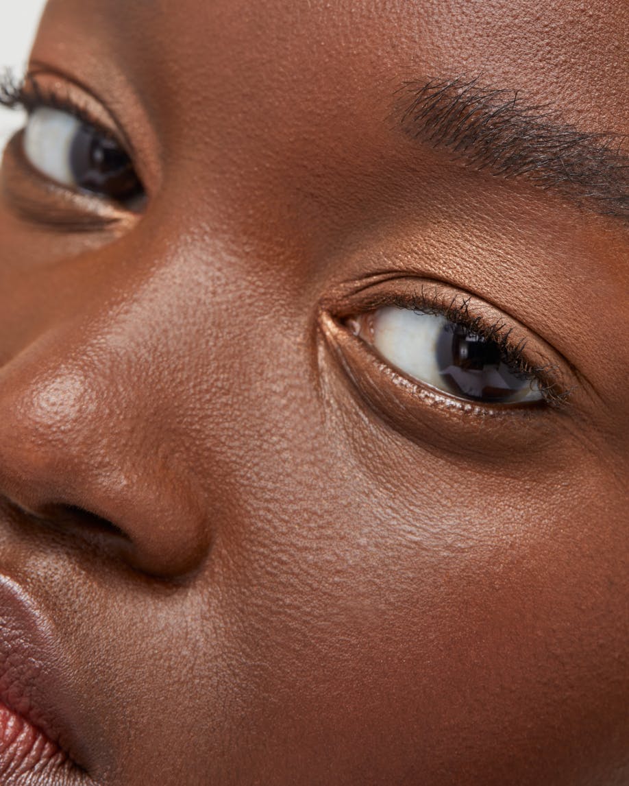 Mari wears Monochromes in Teak.