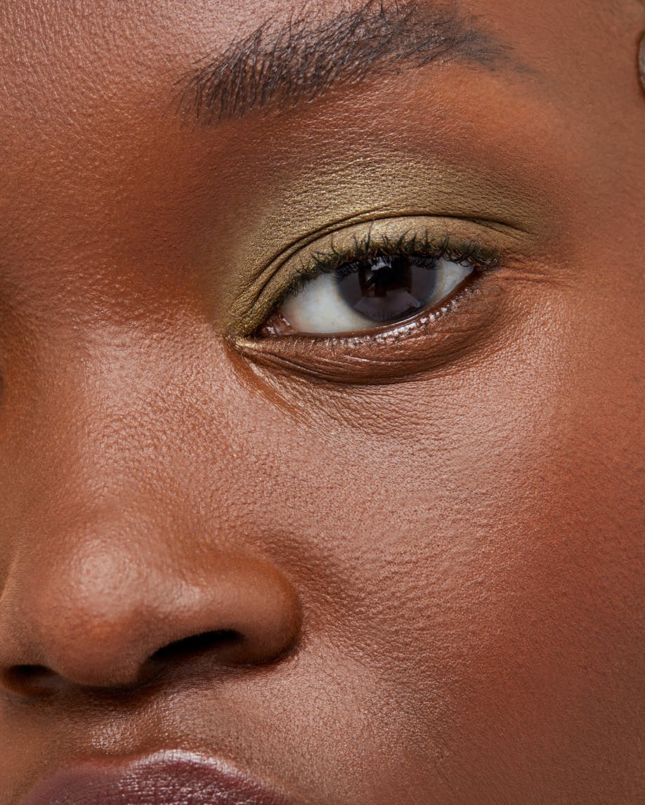 Mari wears Monochromes in Prairie.