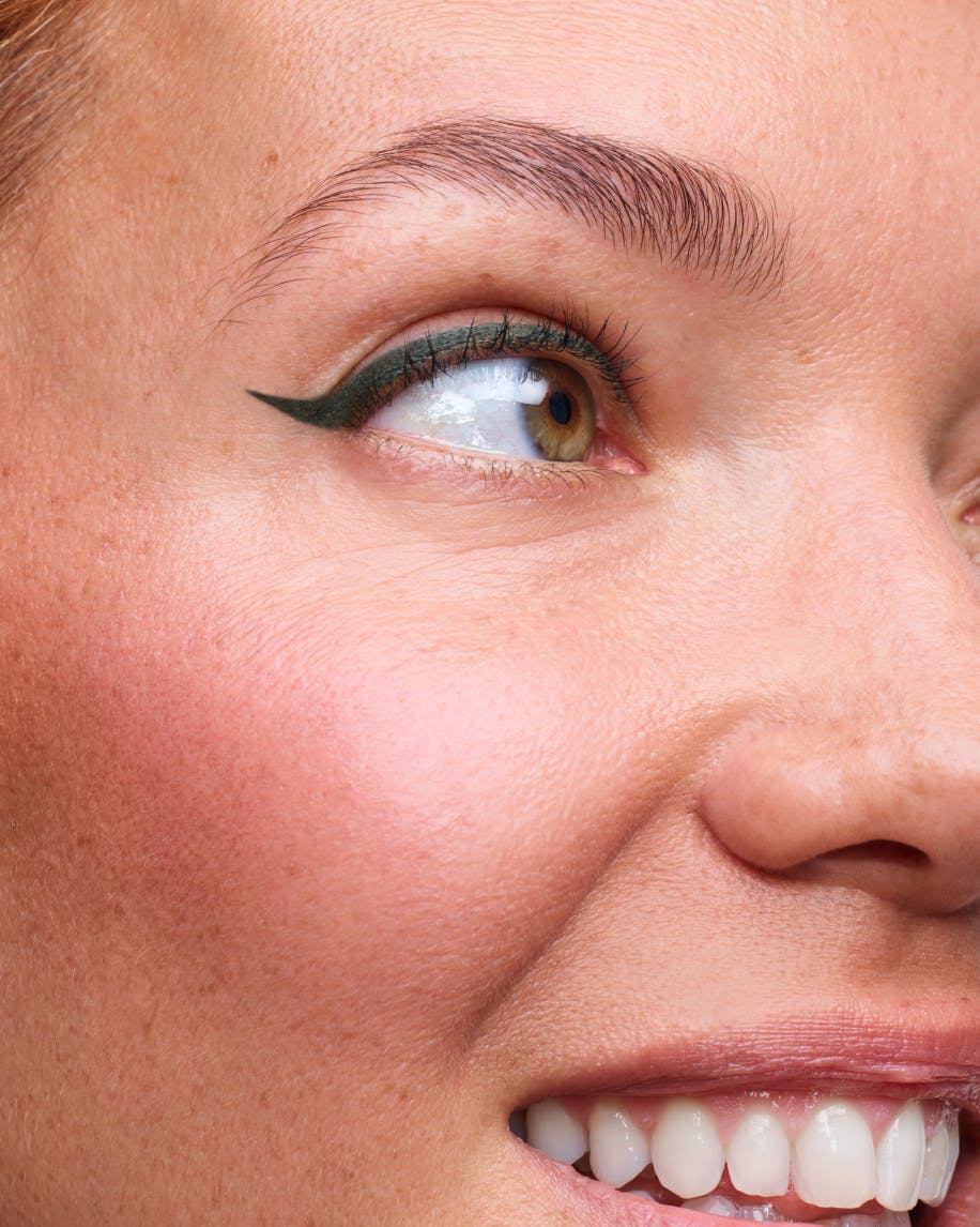 Zoë creates a winged tip with No.1 Pencil in Fresco.