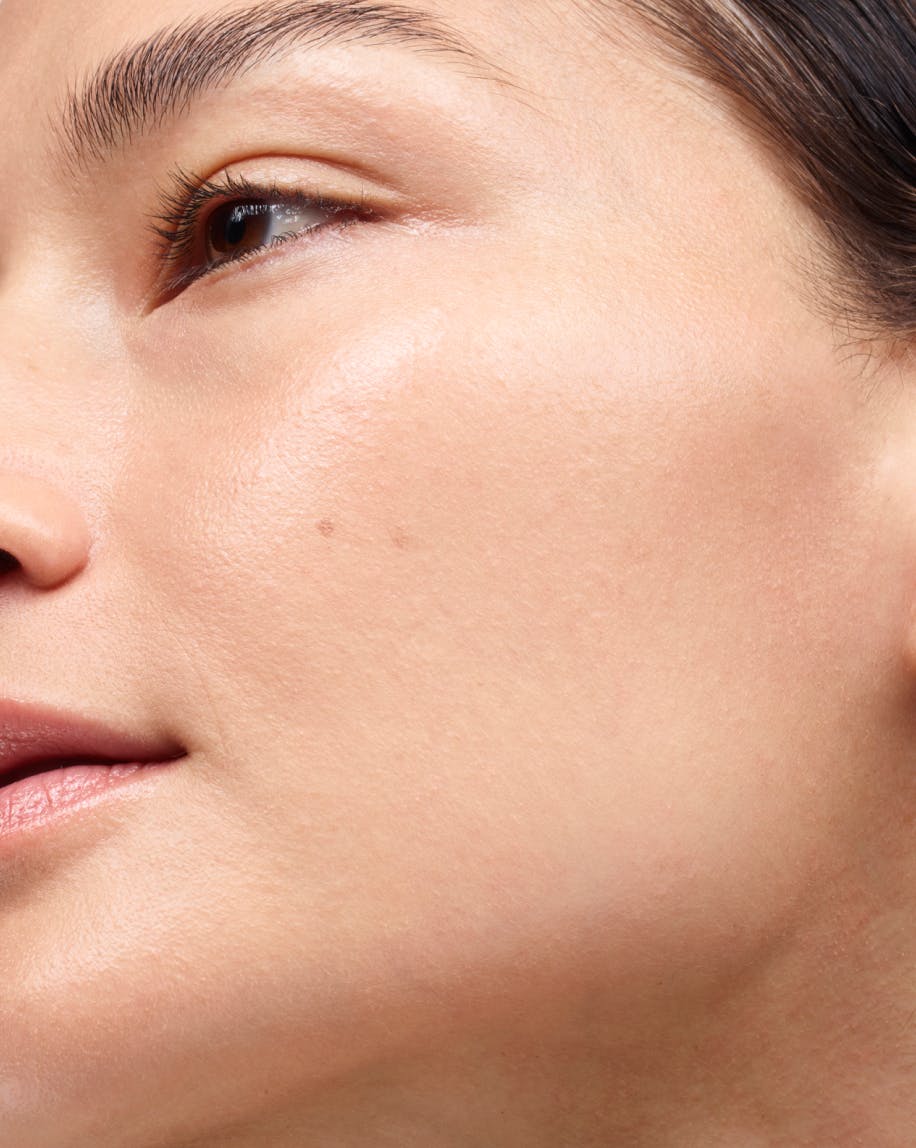 Bruna glows in Perfecting Skin Tint in G10.