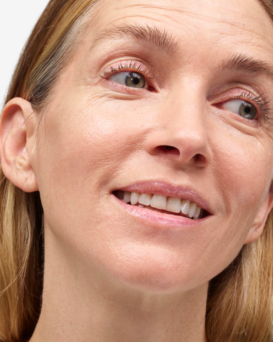 Molly wears Perfecting Skin Tintin G10.