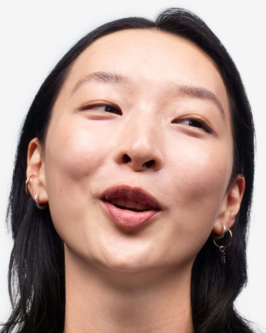 Eve wears Perfecting Skin Tint in G12.