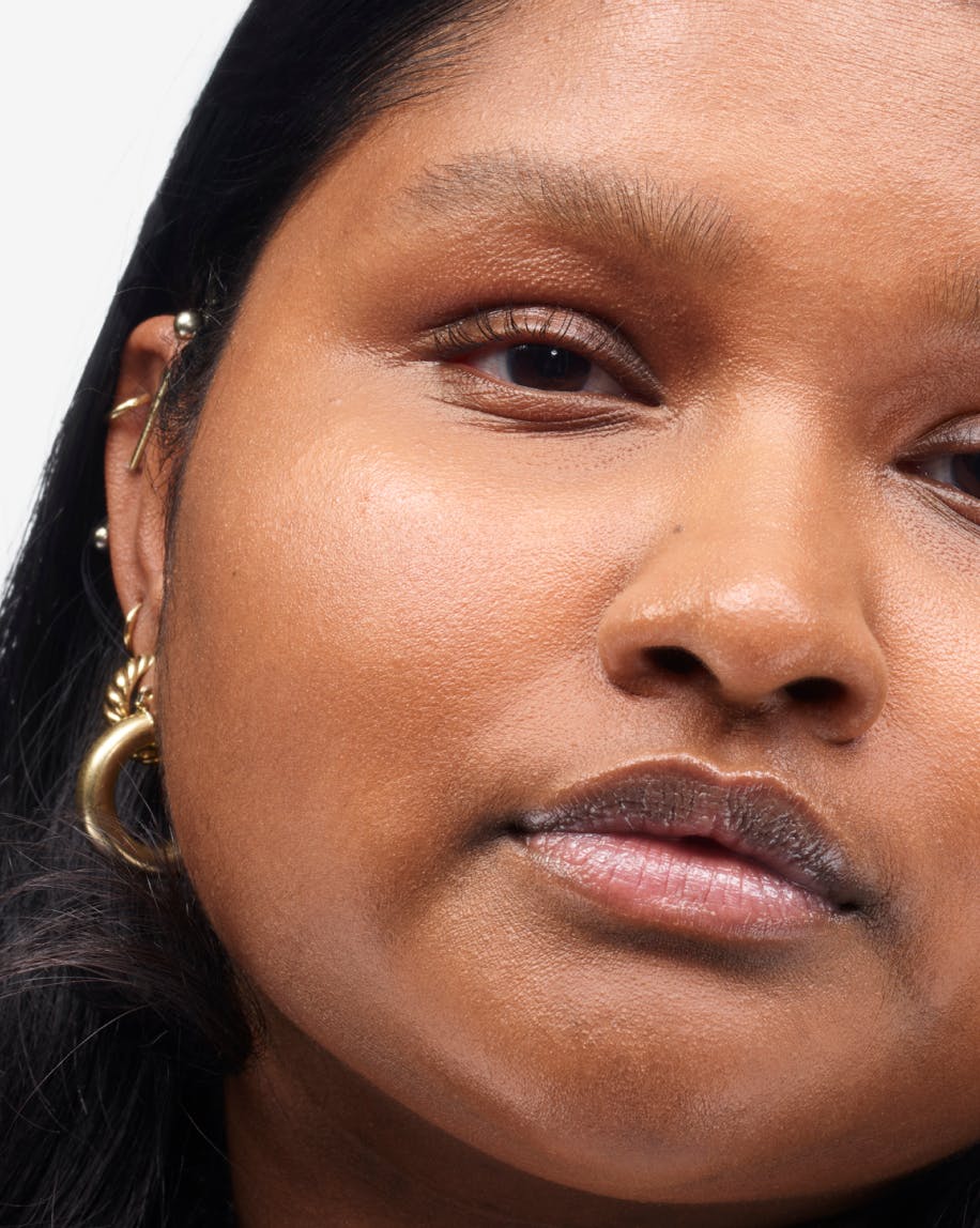 Formulated with Glycerin to moisturize skin and Diamond Powder to smooth pores.