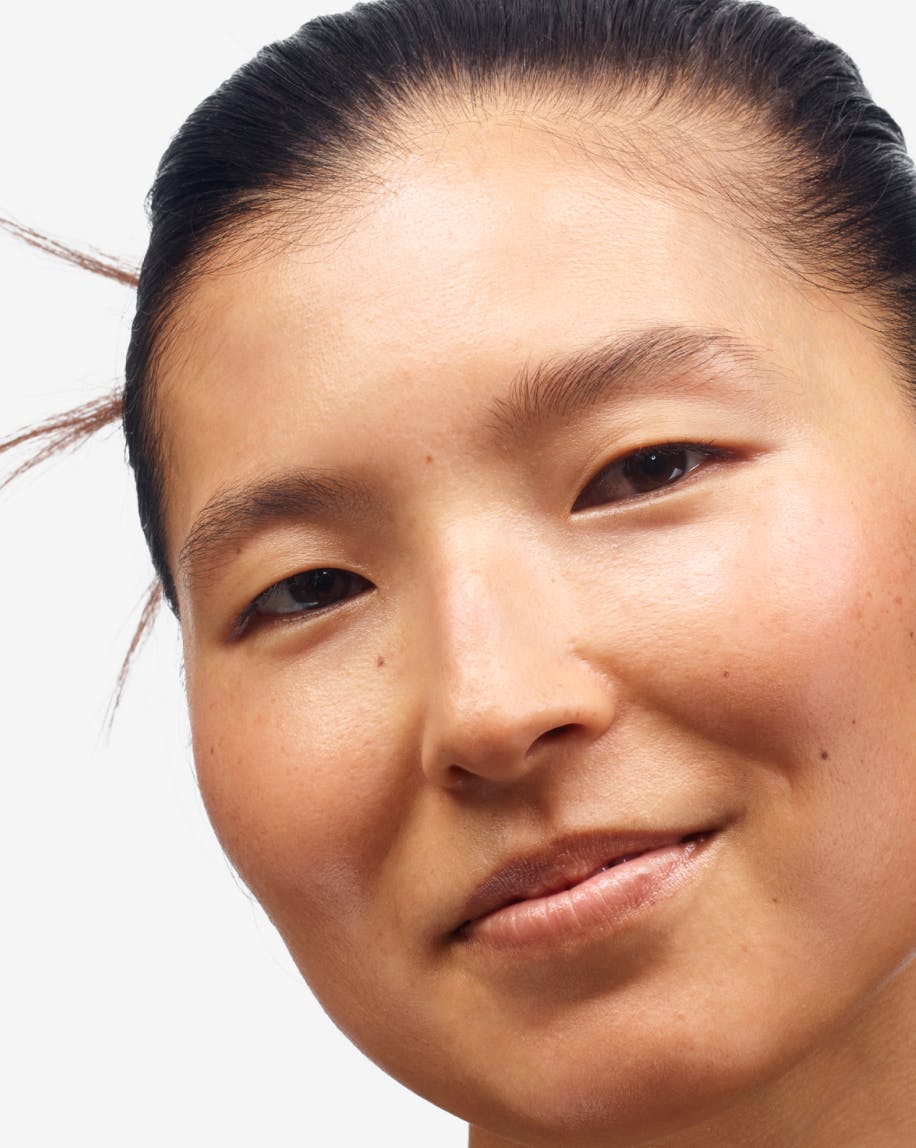 Terumi wears Perfecting Skin Tint in G6.