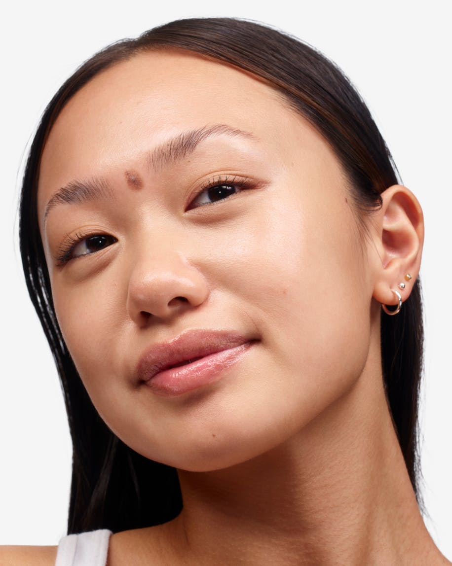 Zhe radiates in Perfecting Skin Tint in G8.