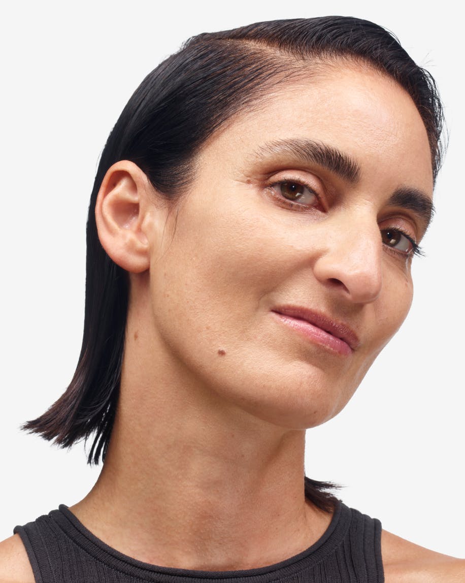 Diamond Powder brightens and minimizes pores while Glycerin moisturizes skin.