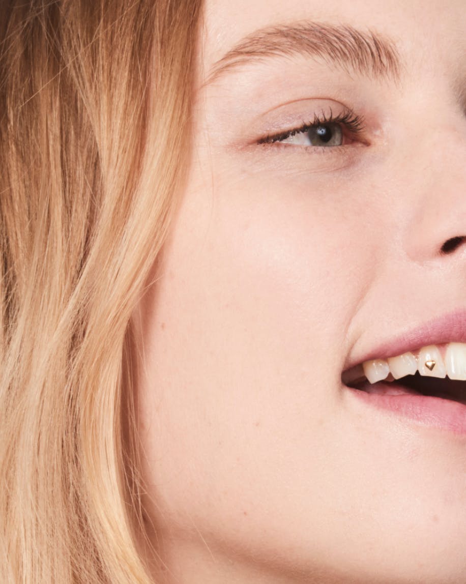 Model wears Wowder in G11-G12