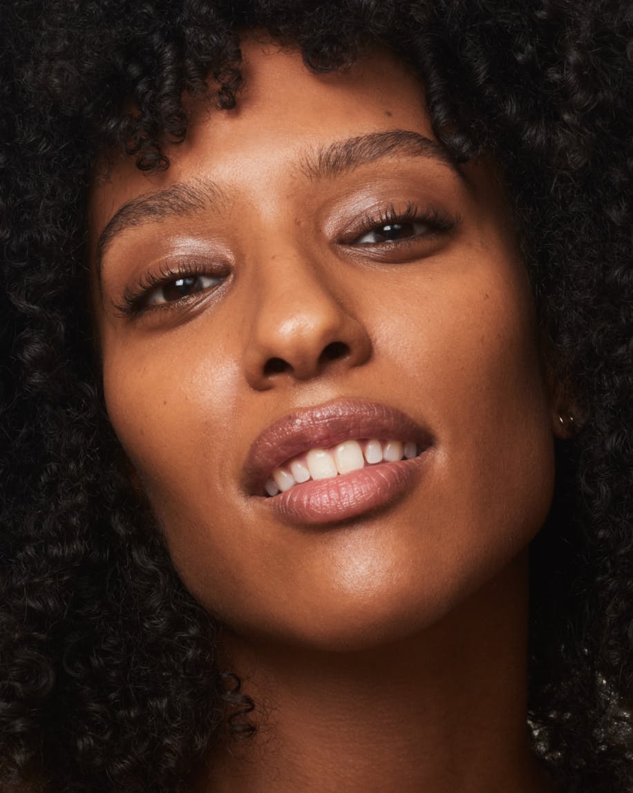 Model wears Wowder in G4